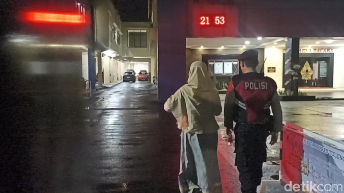Kepala Dinas Kesehatan Tulungagung Desi Lusiana Wardani mendatangi Polres Tulungagung menyusul sejumlah pejabat lain.