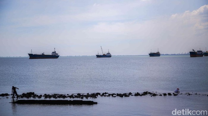 Sejumlah warga beraktivitas di kawasan Tanggul Muara Baru, Jakarta Utara, Jumat (10/4/2026). Kondisi tanggul yang seharusnya melindungi dari air laut justru tampak memprihatinkan.