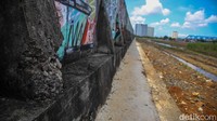 Struktur beton di sejumlah titik terlihat retak, terkikis, dan sebagian mengalami kerusakan parah. Kondisi ini menimbulkan kekhawatiran terhadap keselamatan warga sekitar.