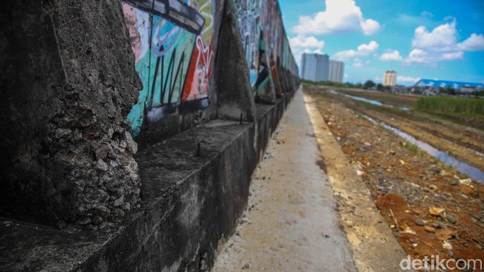 Sejumlah warga beraktivitas di kawasan Tanggul Muara Baru, Jakarta Utara, Jumat (10/4/2026). Kondisi tanggul yang seharusnya melindungi dari air laut justru tampak memprihatinkan.