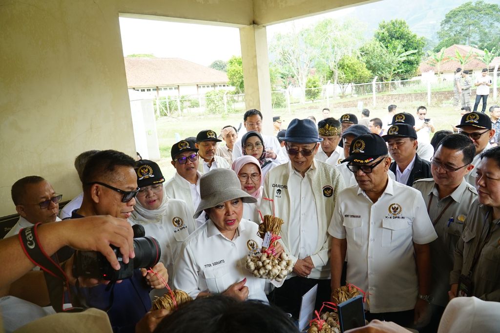 Ketua Komisi IV DPR RI, Siti Hediati Hariyadi atau dikenal dengan Titiek Soeharto memegang bawang putih saat melakukan Kunjungan Kerja di BRMP Sayuran, Lembang, Kamis (9/4/2026). (Dok. Humas Badan Pangan Nasional (Bapanas))