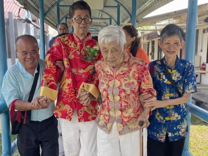 Kisah haru wanita 91 tahun yang menikah dengan pria 67 tahun di panti jompo. Baru kenal tiga bulan, cinta mereka membuktikan tidak ada kata terlambat.