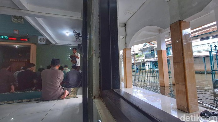 Kondisi ibadah salat Jumat di Masjid Jami Baitul Ghofur, Kampung Cijagra, Kecamatan Bojongsoang, Kabupaten Bandung
