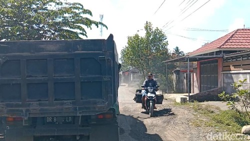 Kondisi jalan rusak dan berdebu yang dikeluhkan warga di Desa Kalijaga Timur, Kecamatan Aikmel, Lombok Timur, NTB, Jumat (10/4/2026).