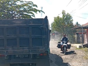 Jalan Rusak dan Debu Ganggu Warga Lombok Timur, Imbas Truk Galian C