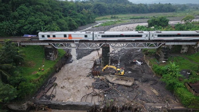 Kondisi jembatan rel kereta api yang sudah dapat dilalui setelah dilakukan perbaikan, Jumat (10/4/2026).