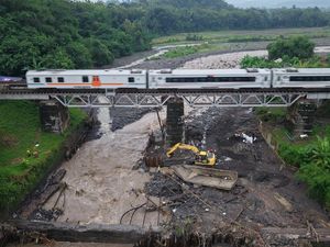 Perbaikan Jembatan Rel Prupuk-Linggapura Bikin 13 Perjalanan KA Terlambat