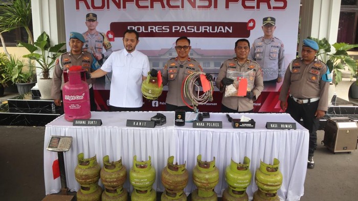 Konferensi pers polisi soal praktik curang pemilik pangkalan LGP di Pasuruan