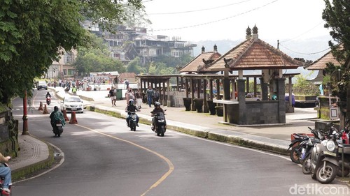 Lalu lalang kendaraan di Anjungan Kintamani, Jalan Raya Penelokan, Kecamatan Kintamani, Bangli, Bali, Jumat (26/3/2026). (Foto: Aryo Mahendro/detikBali)