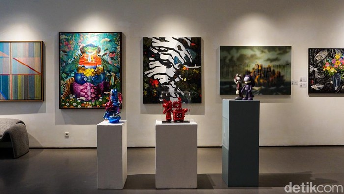 Sejumlah pengunjung melihat karya dalam pameran seni bertajuk “Long March” di Galeri Zen1, Jakarta Pusat, Jumat (10/4/2026). Pameran ini merefleksikan perjalanan enam tahun Galeri Zen1 yang penuh proses dan perjuangan dalam menghadirkan ruang seni bagi publik.