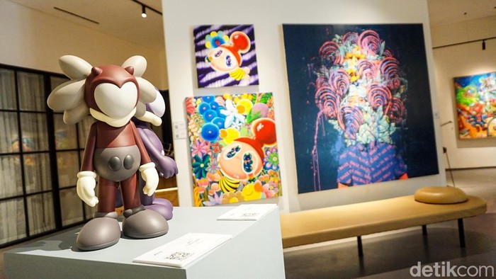 Sejumlah pengunjung melihat karya dalam pameran seni bertajuk “Long March” di Galeri Zen1, Jakarta Pusat, Jumat (10/4/2026). Pameran ini merefleksikan perjalanan enam tahun Galeri Zen1 yang penuh proses dan perjuangan dalam menghadirkan ruang seni bagi publik.