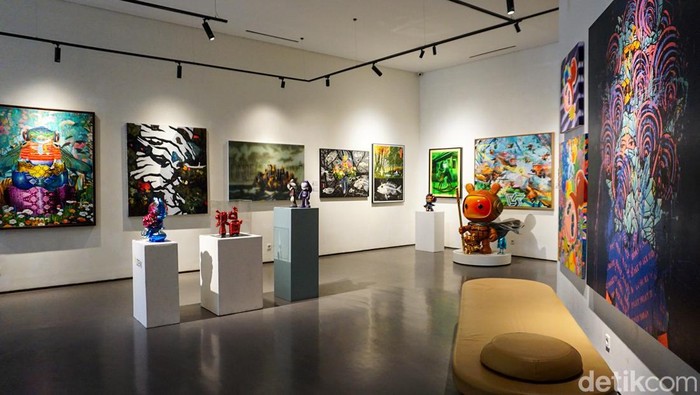 Sejumlah pengunjung melihat karya dalam pameran seni bertajuk “Long March” di Galeri Zen1, Jakarta Pusat, Jumat (10/4/2026). Pameran ini merefleksikan perjalanan enam tahun Galeri Zen1 yang penuh proses dan perjuangan dalam menghadirkan ruang seni bagi publik.