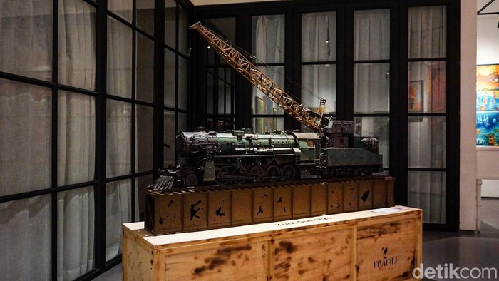 Sejumlah pengunjung melihat karya dalam pameran seni bertajuk “Long March” di Galeri Zen1, Jakarta Pusat, Jumat (10/4/2026). Pameran ini merefleksikan perjalanan enam tahun Galeri Zen1 yang penuh proses dan perjuangan dalam menghadirkan ruang seni bagi publik.