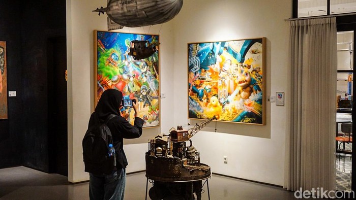 Sejumlah pengunjung melihat karya dalam pameran seni bertajuk “Long March” di Galeri Zen1, Jakarta Pusat, Jumat (10/4/2026). Pameran ini merefleksikan perjalanan enam tahun Galeri Zen1 yang penuh proses dan perjuangan dalam menghadirkan ruang seni bagi publik.