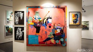 Pengunjung tampak menyusuri ruang pameran sambil mengamati detail karya yang dipajang, menciptakan interaksi antara karya dan audiens dalam suasana yang reflektif.