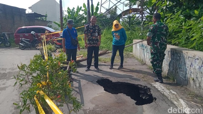 Jalan di perbatasan Kecamatan Ngawen dan Klaten Utara ambrol, Jumat (10/4/2026).