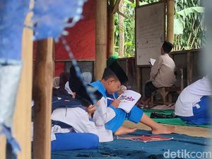 Pilu Siswa Madrasah Cianjur Belajar di Ruangan Tak Berdinding