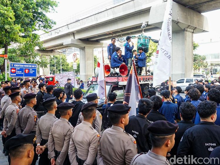 Mahasiswa Trisakti Aksi di Kementerian HAM, Tuntut Keadilan dan Supremasi Sipil