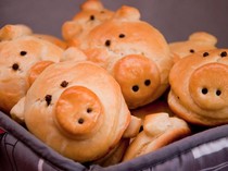 Camilan Bentuk Babi hingga Anjing Tak Bisa Dapat Sertifikat Halal