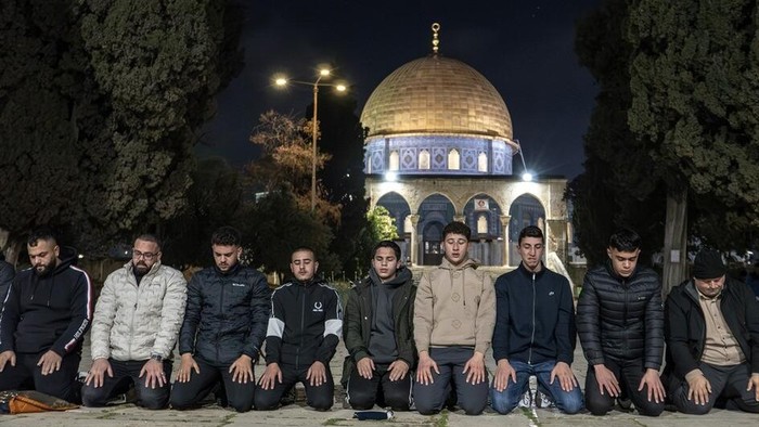 Masjid Al Aqsa dibuka lagi. 