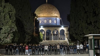 Potret Ratusan Warga Palestina Sholat Subuh di Masjid Al-Aqsa