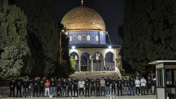 Potret Ratusan Warga Palestina Sholat Subuh di Masjid Al-Aqsa