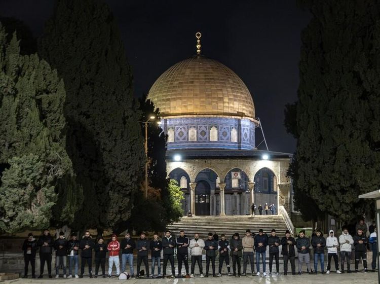 Potret Ratusan Warga Palestina Sholat Subuh di Masjid Al-Aqsa