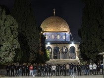 Potret Ratusan Warga Palestina Sholat Subuh di Masjid Al-Aqsa