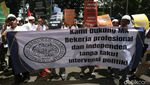 Massa Desak MK Independen dalam Uji UU TNI
