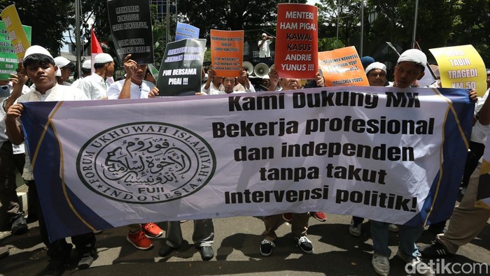 Massa aksi melakukan unjuk rasa di depan Gedung Mahkamah Konstitusi, Jalan Abdul Muis, Jakarta, Jumat (10/4/2026).