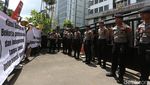Massa Desak MK Independen dalam Uji UU TNI