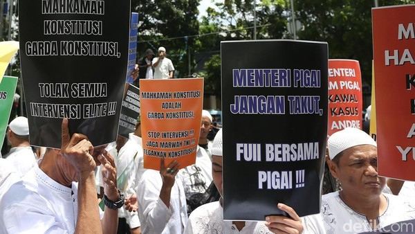 Massa Desak MK Independen dalam Uji UU TNI