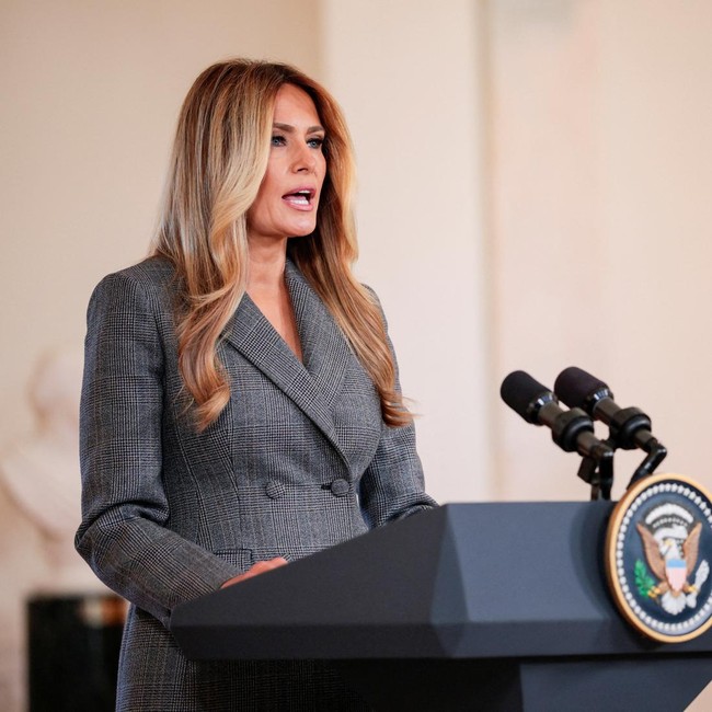 Gaya Formal Melania Trump Saat Bantah Terlibat Skandal Epstein di Gedung Putih