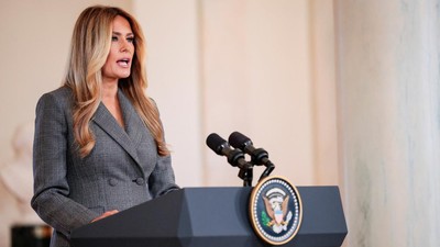 Gaya Formal Melania Trump Saat Bantah Terlibat Skandal Epstein di Gedung Putih