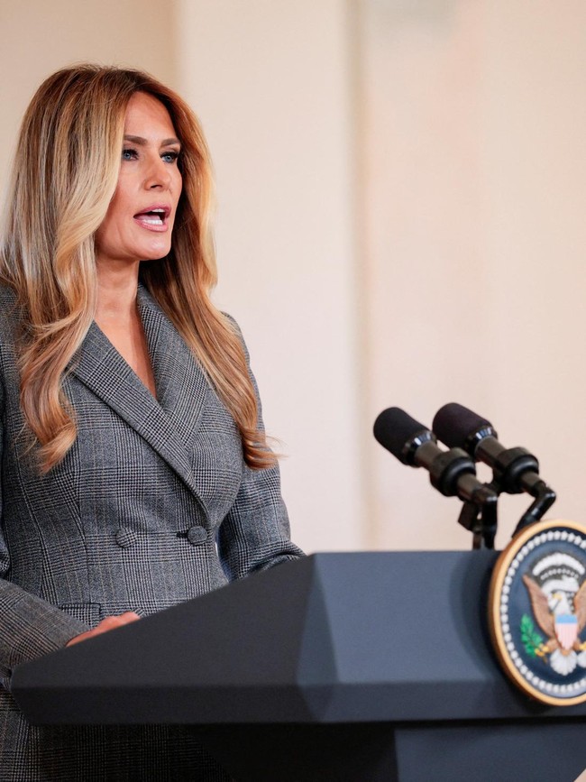 Gaya Formal Melania Trump Saat Bantah Terlibat Skandal Epstein di Gedung Putih
