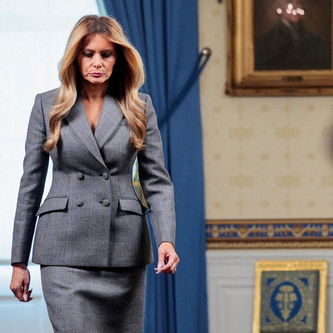 Melania pun mendesak Kongres AS menggelar sidang terbuka untuk mengungkap pihak-pihak yang terlibat dalam kasus tersebut.  Foto: REUTERS/Evan Vucci