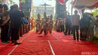 Prosesi ini merekonstruksi upacara penetapan sima atau tanah bebas pajak yang pernah dilakukan masyarakat Anjuk Ladang pada masa Kerajaan Mataram Medang.