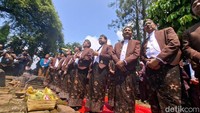 Pantauan detikJatim, suasana prosesi yang dimulai pukul 09.00 WIB itu tampak meriah. Ratusan warga dan jajaran pejabat Pemerintah Kabupaten Nganjuk memadati lokasi.