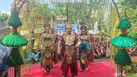 Arak-arakan menjadi pembuka prosesi, menggambarkan kebersamaan antara Raja Mataram Pu Sindok bersama para pejabat kerajaan dan rakyat Anjuk Ladang.