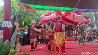 Sesampainya di gerbang candi, rombongan disambut Tari Maheswara sebagai bentuk penghormatan. Prosesi dilanjutkan dengan pemberian hadiah atau pasak kepada para saksi upacara, mulai dari raja, pejabat kerajaan, hingga kepala desa dan undangan yang hadir.