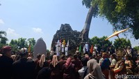 Bupati Marhaen mengatakan, prosesi ini menjadi pengingat kuat akan sejarah panjang berdirinya Kabupaten Nganjuk.