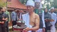 Rombongan berjalan menuju bangsal witana di Candi Sri Jayamerta atau Candi Lor, dipimpin Makudur selaku pemimpin upacara yang membawa dupa, didampingi Widhihti sebagai asisten.