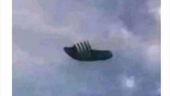 Drone ala ibu-ibu, sendal melayang. Foto: laughs via Bored Panda  