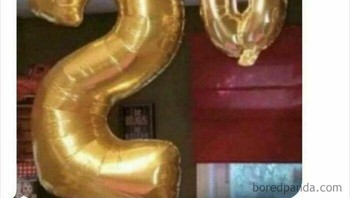Ukuran balon 0 kecil, yang dapat dilihat sebagai 2 pangkat 0. 2 pangkat 0 kan sama dengan 1. Dengan cara ini, dia berhasil mendapatkan balon untuk mereka berdua. Foto: explain.police via Bored Panda