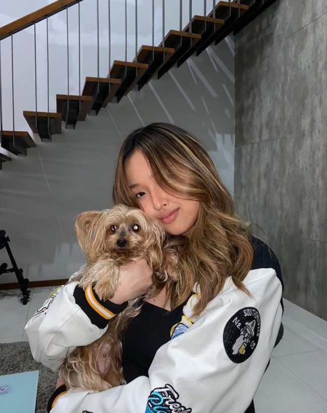 Dalam podcastnya dengan Melaney Ricardo, Michelle mengaku kasihan melihat perilaku ibunya kini. Kasihan. Aku tuh nggak tega banget mami kayak sampai guling-guling di jalanan, kayak... aduh aku salah... aku takut salah ngomong juga, terangnya. Foto: Instagram/@michelle4sh