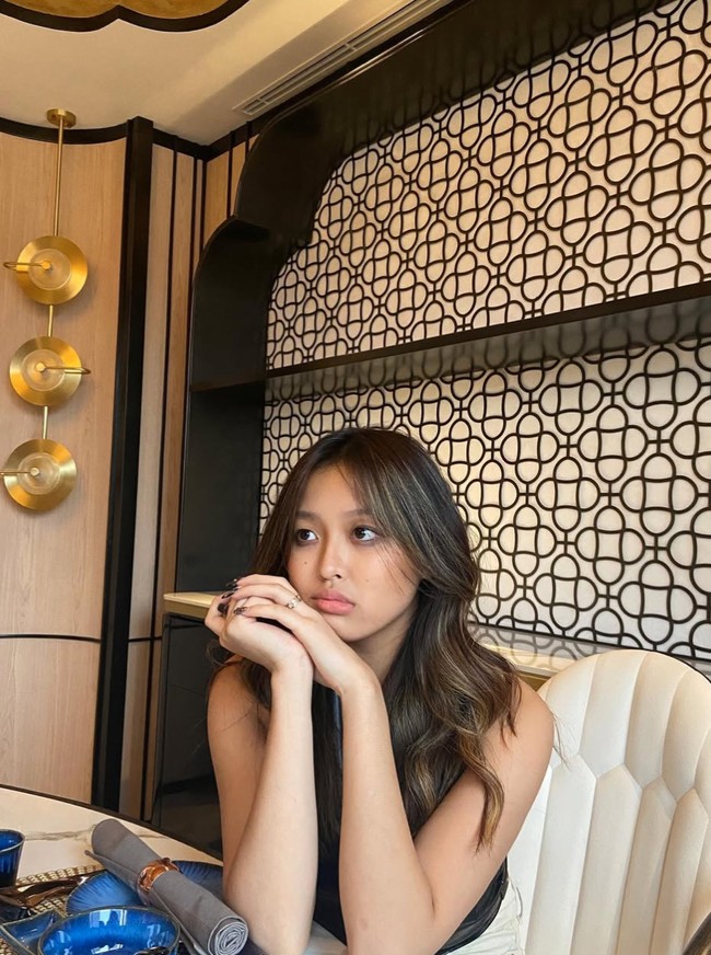 Lebih lanjut Michelle juga menjelaskan alasannya menyebut perilaku sang bunda downgrade. Bukan untuk merendahkan, sebutan tersebut sebagai bentuk kepedulian Michelle agar ibunya sadar dan kembali pada identitas aslinya sebagai diva. Foto: Instagram/@michelle4sh