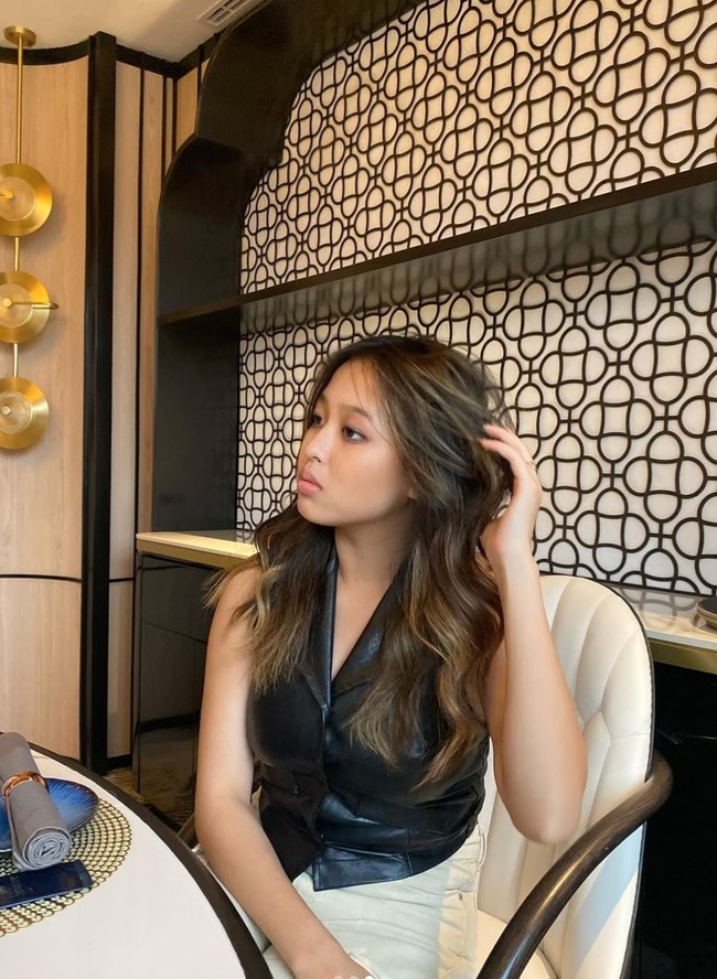 Michelle sendiri cukup aktif di media sosial. Di TikTok ia kerap membuat konten kesehariannya. Jauh berbeda dengan sang bunda, gaya hidup Michelle tampak mewah dengan beragam outfit stylish yang kerap ia pamerkan. Foto: Instagram/@michelle4sh