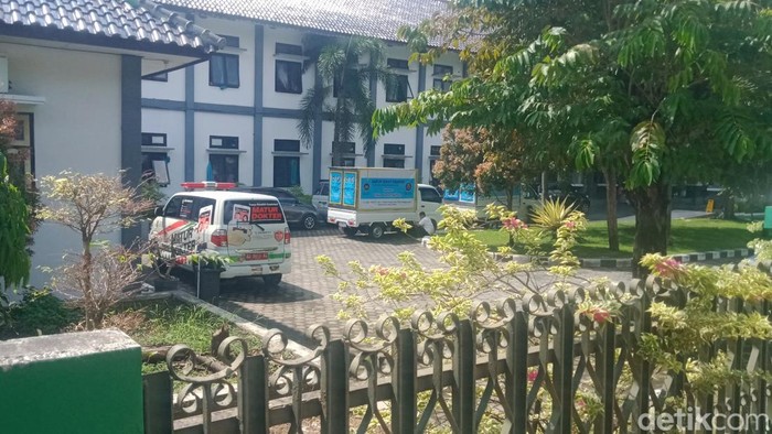 Mobil ambulans Matur Dokter stand by di SMKN 1 Klaten.