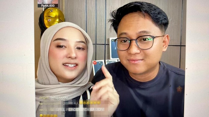 Momen Doni Salmanan membantu istrinya live berjualan jilbab.