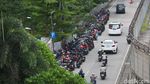 Motor Parkir Sembarangan, Jalan Lebak Bulus Jadi Sempit